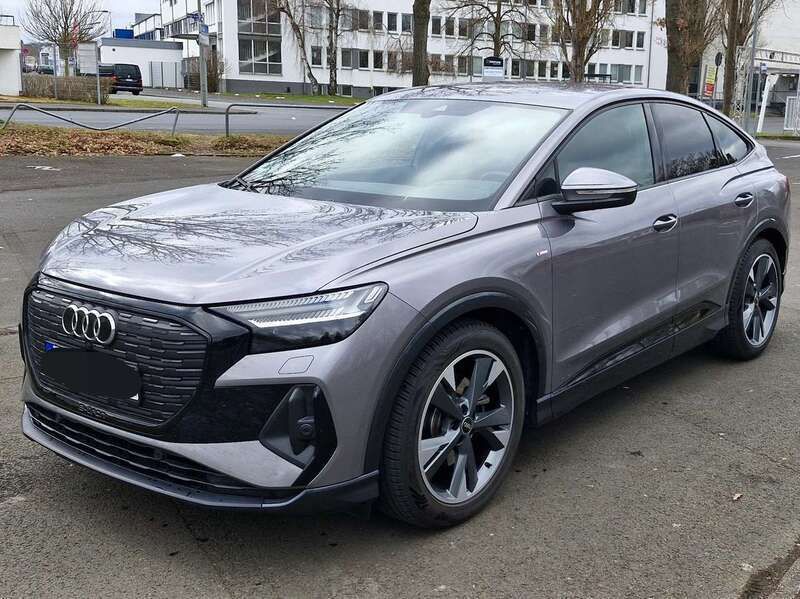 Grau Gebraucht 2022 Audi Q4 Sportback e-tron S-Line SUV | 28.300 € (Guter Preis) - Bild 1/4