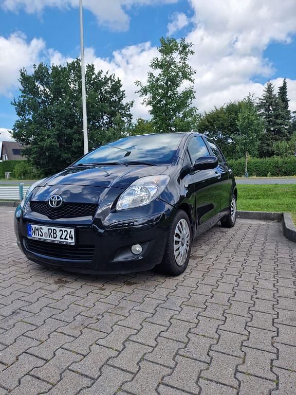 Schwarz Gebraucht 2010 Toyota Yaris Executive Limousine | 3.650 € (Fairer Preis) - Bild 1/4