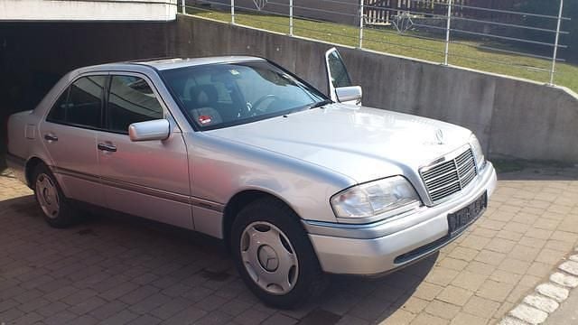 Gebraucht Mercedes 220 95 PS (69 kW) 1996 Silber Limousine