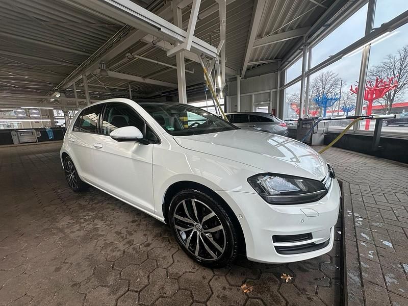 Gebraucht VW Golf VII 105 PS (77 kW) 2014 Weiß Kleinwagen