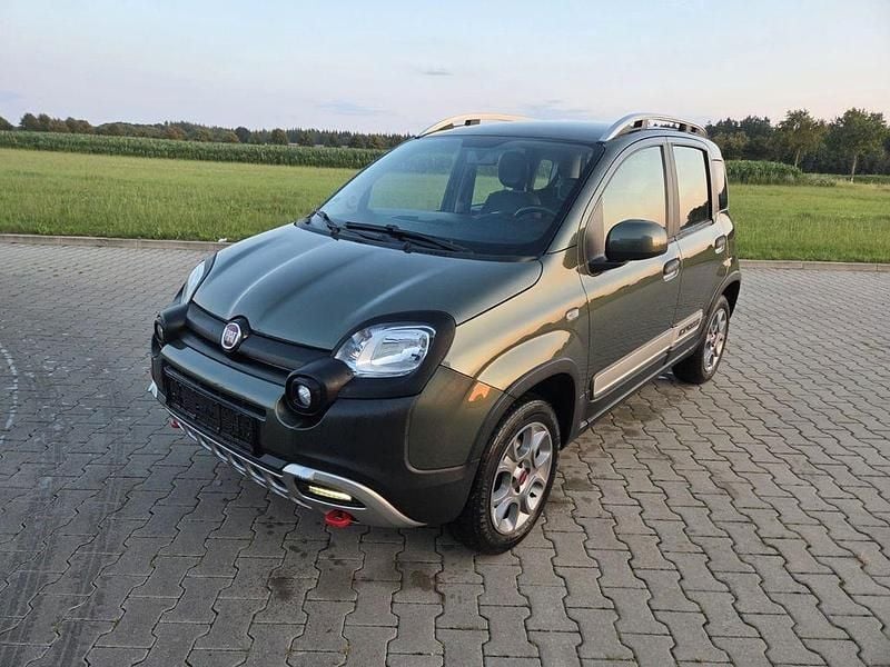 Grün Gebraucht 2015 Fiat Panda Cross Cross Kleinwagen | 13.900 € - Bild 1/4