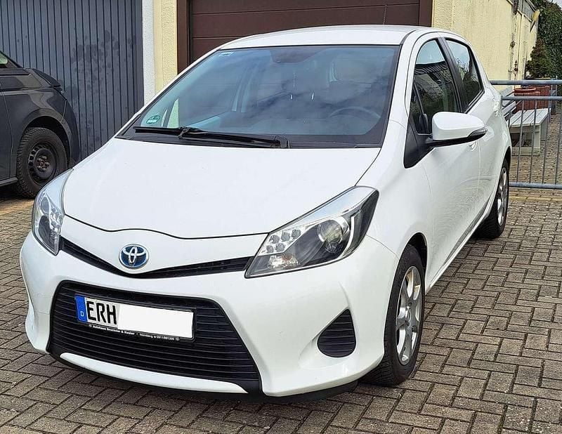Gebraucht Toyota Yaris Hybrid 75 PS (55 kW) 2013 Weiß Limousine