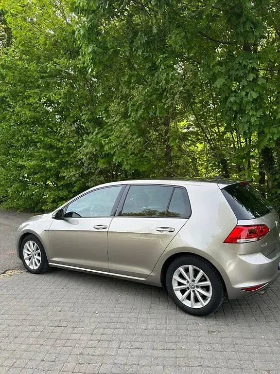 Używany VW Golf VII Edition 150 KM (110 kW) 2015 Beżowy Sedan/Limuzyna