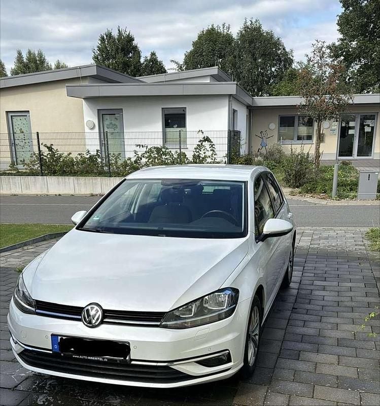 Weiß Gebraucht 2017 VW Golf VII Comfortline Kleinwagen | 11.500 € (Guter Preis) - Bild 1/4