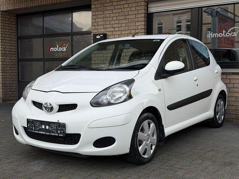 Weiß Gebraucht 2010 Toyota Aygo City Kleinwagen | 1.990 € (Fairer Preis) - Bild 1/4