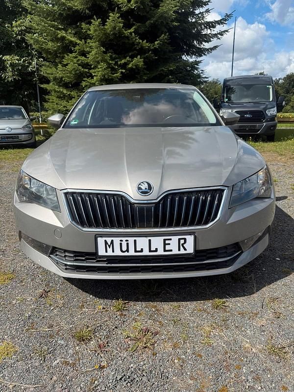 Beige Gebraucht 2015 Skoda Superb Ambition Limousine | 13.499 € (Fairer Preis) - Bild 1/4