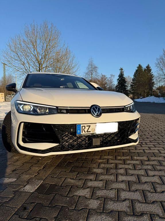 Gebraucht VW Passat R-line 150 PS (110 kW) 2024 Weiß Kombi