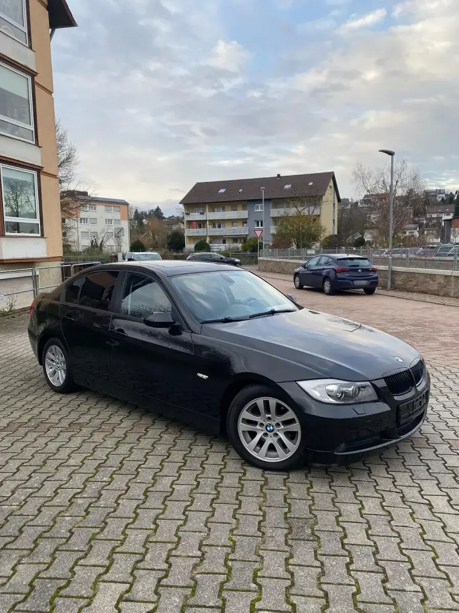 Gebraucht BMW 320 142 PS (104 kW) 2008 Schwarz Limousine