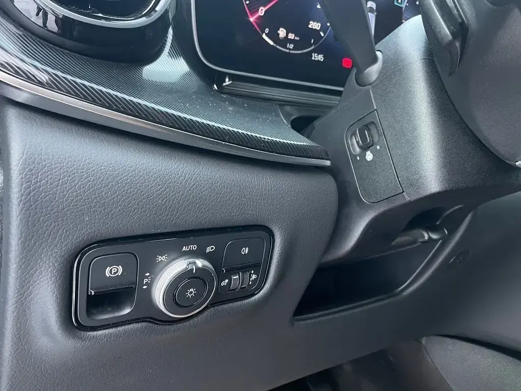 Gebraucht Mercedes V220 163 PS (119 kW) 2024 Rot Van / Kleinbus