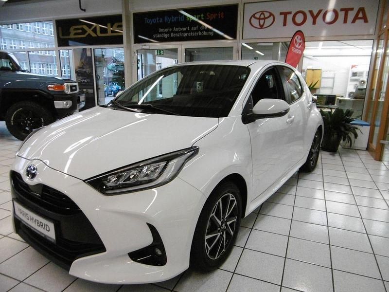 Weiß Gebraucht 2023 Toyota Yaris Hybrid Team Limousine | 19.990 € (Fairer Preis) - Bild 1/4