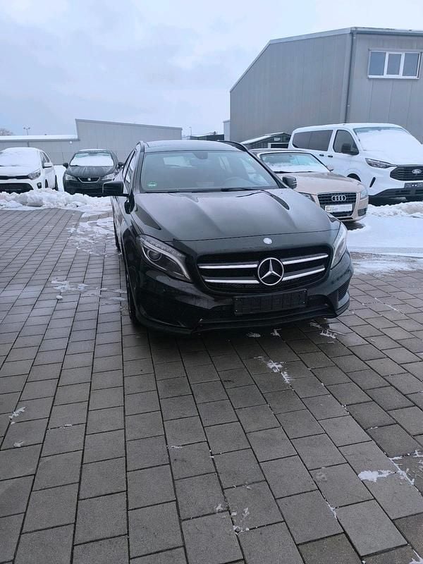 Schwarz Gebraucht 2014 Mercedes 200 AMG Limousine | 12.900 € (Fairer Preis) - Bild 1/4