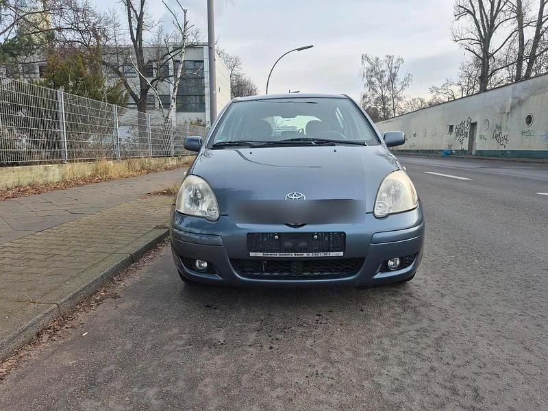 Grau Gebraucht 2005 Toyota Yaris Kleinwagen | 2.700 € (Fairer Preis) - Bild 1/4