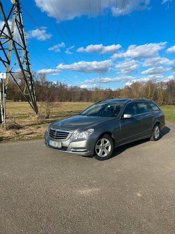 Gebraucht Mercedes E250 204 PS (150 kW) 2010 Grau Kombi