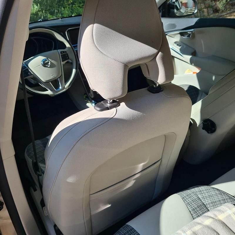 Beige Gebraucht 2017 Volvo V40 CC Kombi | 15.190 € (Guter Preis) - Bild 1/4