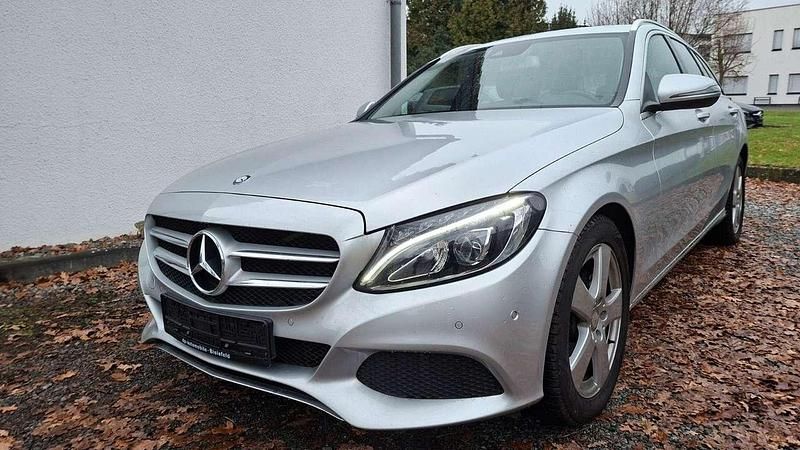 Iridiumsilber metalliclack Gebraucht 2017 Mercedes C180 Avantgarde Kombi | 21.999 € (Fairer Preis) - Bild 1/4