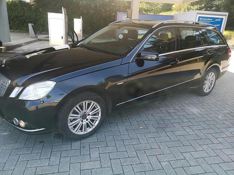Schwarz Gebraucht 2010 Mercedes E220 Kombi | 7.900 € (Fairer Preis) - Bild 1/4