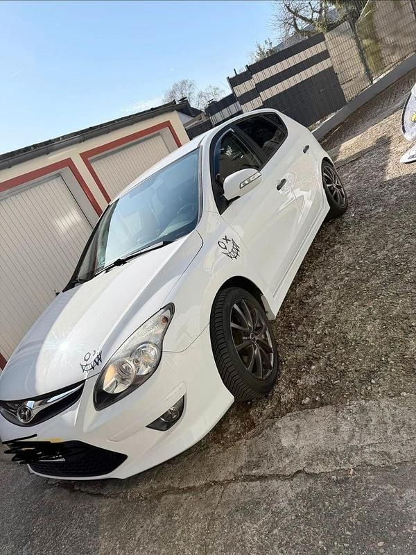 Gebraucht Hyundai i30 Classic 109 PS (80 kW) 2011 Weiß Kleinwagen