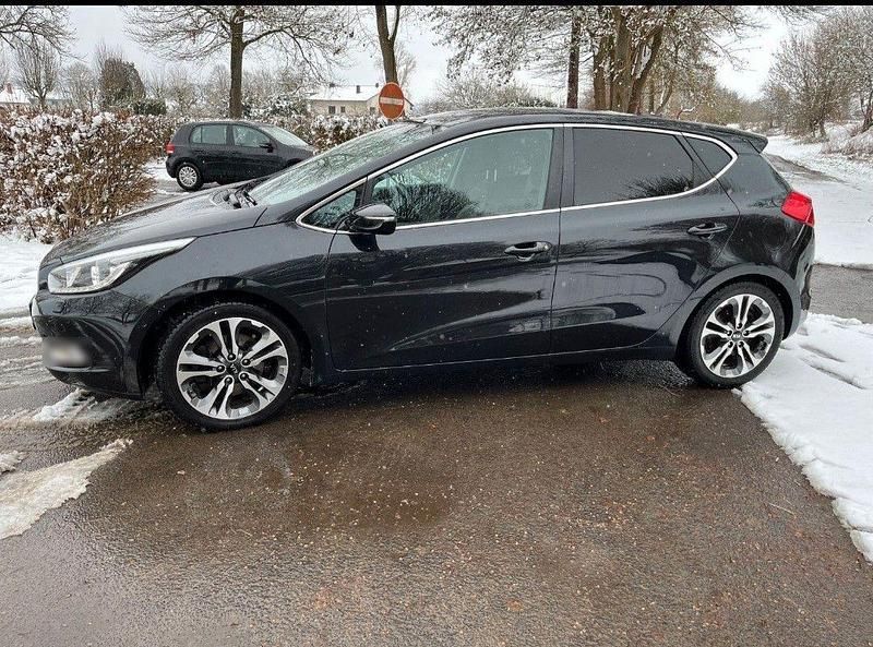 Gebraucht Kia Ceed Spirit 128 PS (94 kW) 2015 Schwarz Kleinwagen