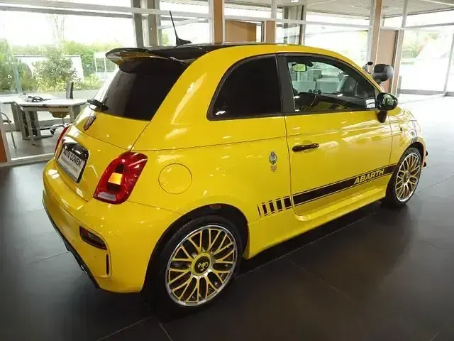 Usado Abarth 595 146 HP (107 kW) 2019 Amarelo Coupé