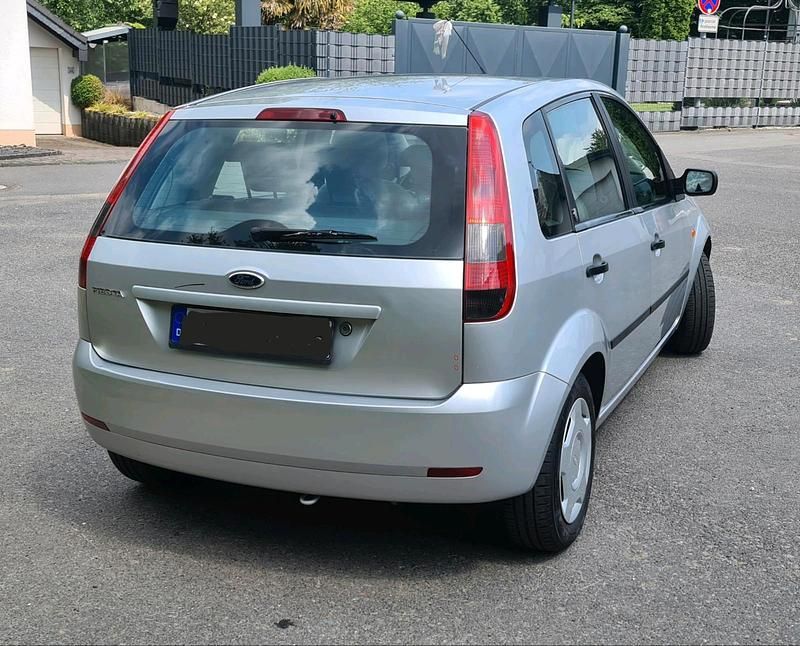 Gebraucht Ford Fiesta 80 PS (58 kW) 2002 Silber Limousine
