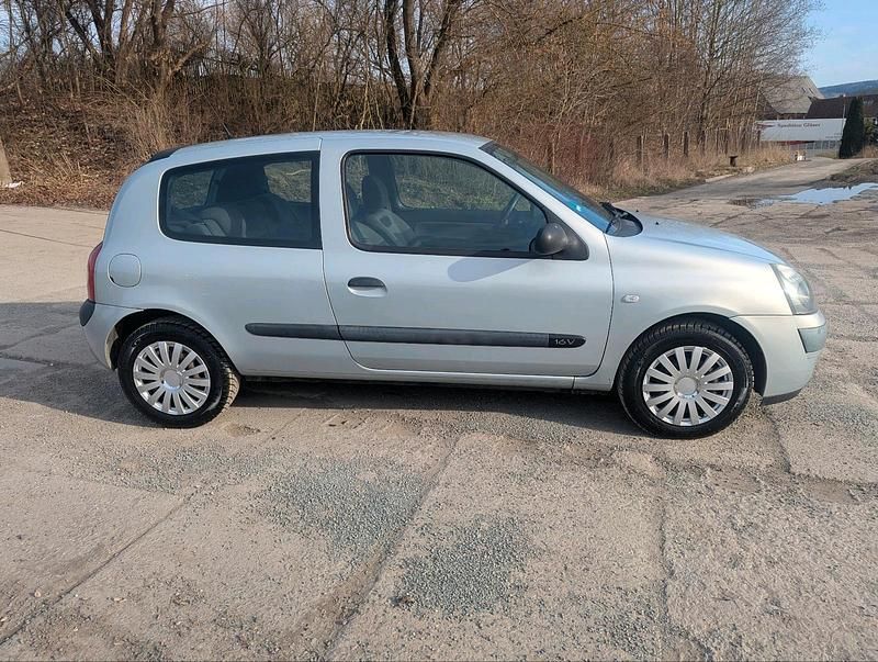 Gebraucht Renault Clio II 75 PS (55 kW) 2004 Silber Kleinwagen