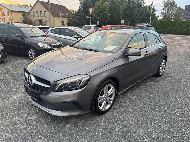 Grau Gebraucht 2016 Mercedes A180 Limousine | 14.999 € (Etwas zu teuer) - Bild 1/4