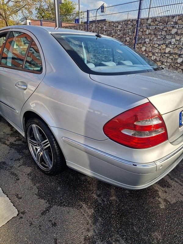 Używany Mercedes E280 Elegance 190 KM (139 kW) 2005 Srebrny Sedan/Limuzyna