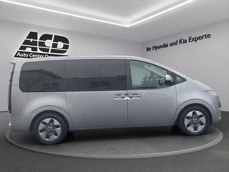 Gebraucht Hyundai Staria Prime 177 PS (130 kW) 2023 Shimmering silver (metallic) Van / Kleinbus