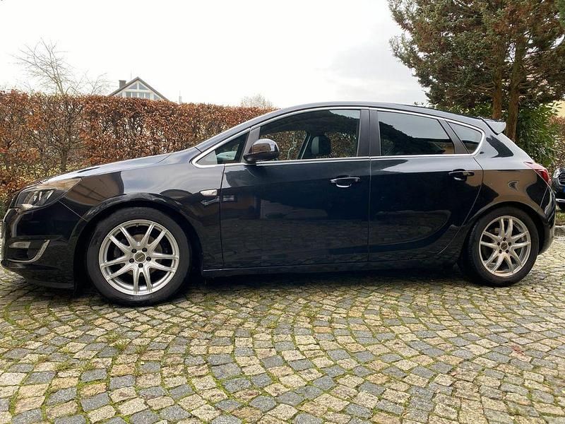 Gebraucht Opel Astra Edition 140 PS (102 kW) 2014 Schwarz Limousine