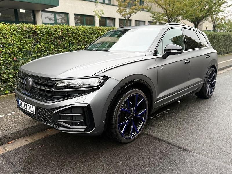 Grau Gebraucht 2024 VW Touareg R-line SUV | 75.500 € (Teuer) - Bild 1/4