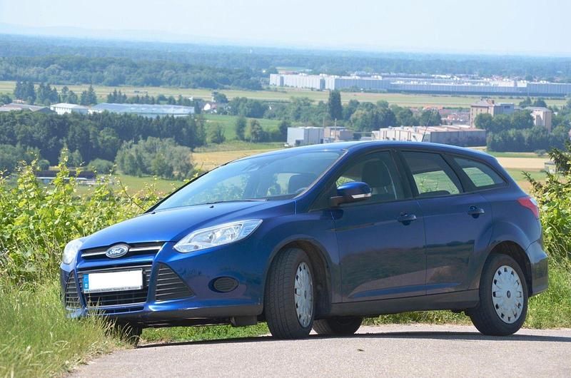 Blau Gebraucht 2014 Ford Focus Trend Kombi | 6.300 € (Etwas zu teuer) - Bild 1/4