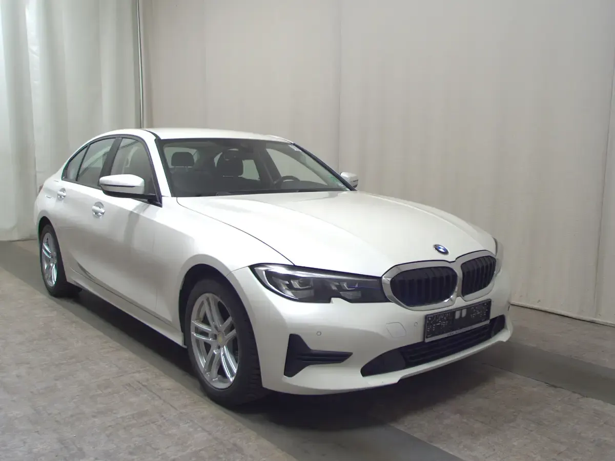 Używany BMW 320 Advantage 190 KM (139 kW) 2021 Biały Sedan/Limuzyna