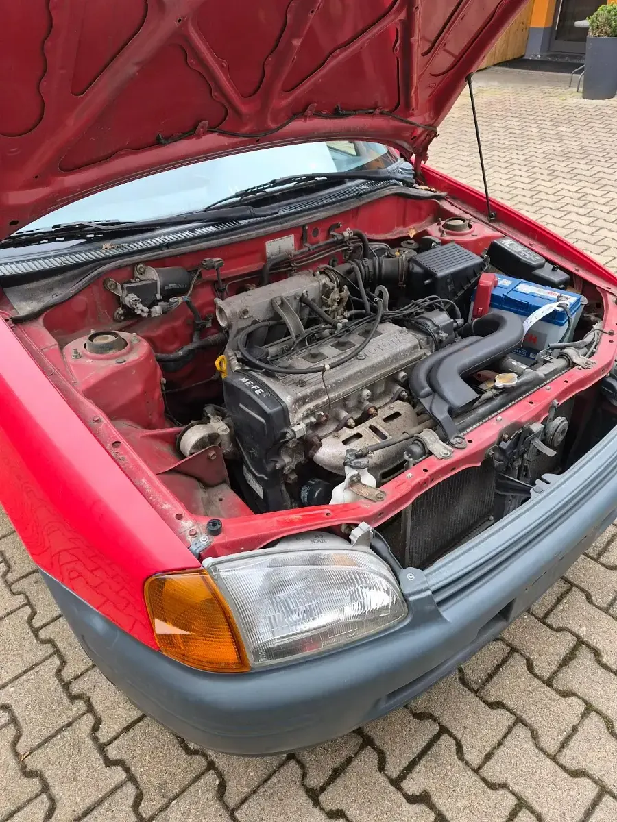 Gebraucht Toyota Starlet 75 PS (55 kW) 1998 Rot Kleinwagen