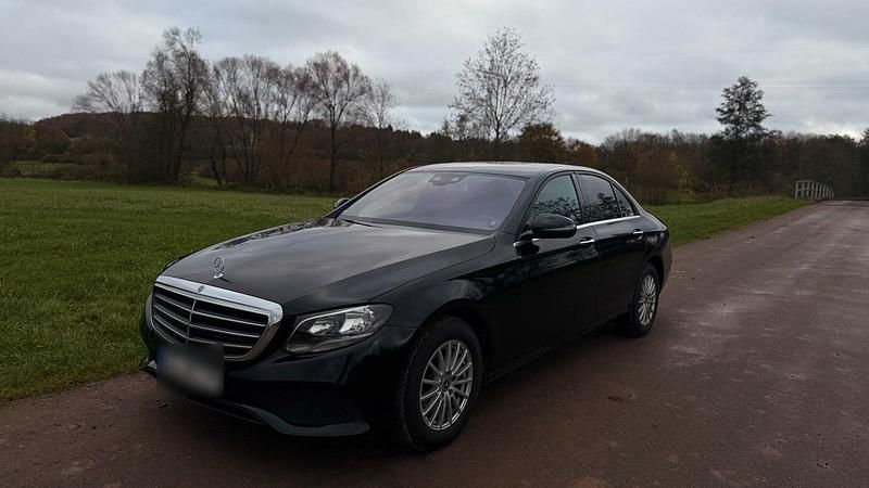 Schwarz Gebraucht 2018 Mercedes E220 Limousine | 23.500 € (Superpreis) - Bild 1/4