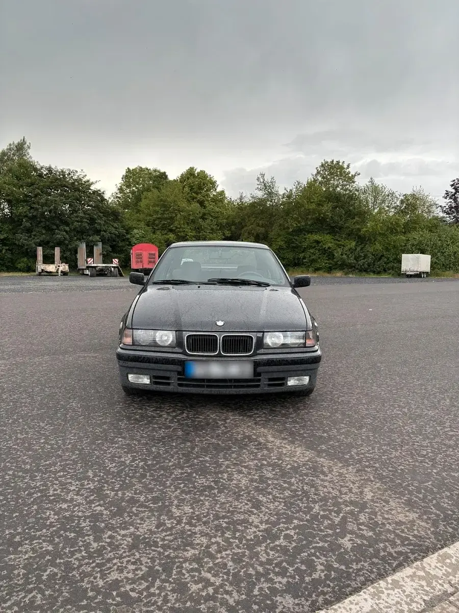 Gebraucht BMW 316 99 PS (72 kW) 1990 Schwarz Limousine