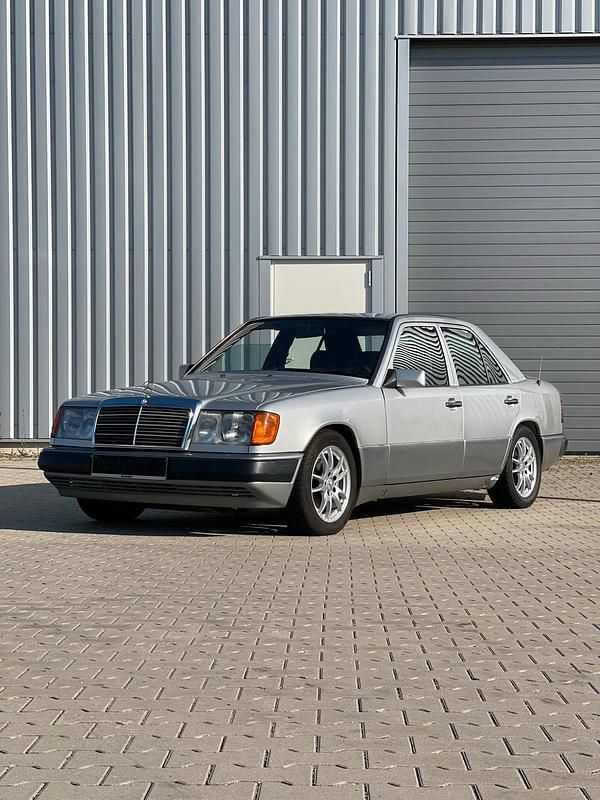 Silber Gebraucht 1991 Mercedes E260 Limousine | 7.990 € - Bild 1/4