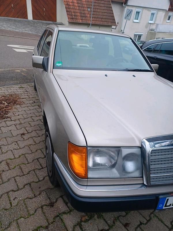 Gebraucht Mercedes 300 113 PS (83 kW) 1991 Limousine
