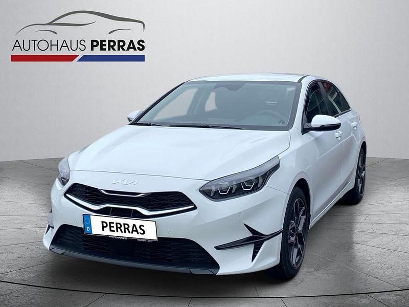 Neu Kia Ceed Spirit 140 PS (102 kW) 2025 Deluxeweiß metallic Kleinwagen