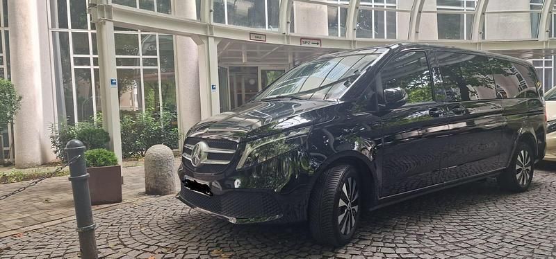 Schwarz Gebraucht 2023 Mercedes E250 Van / Kleinbus | 54.000 € - Bild 1/4