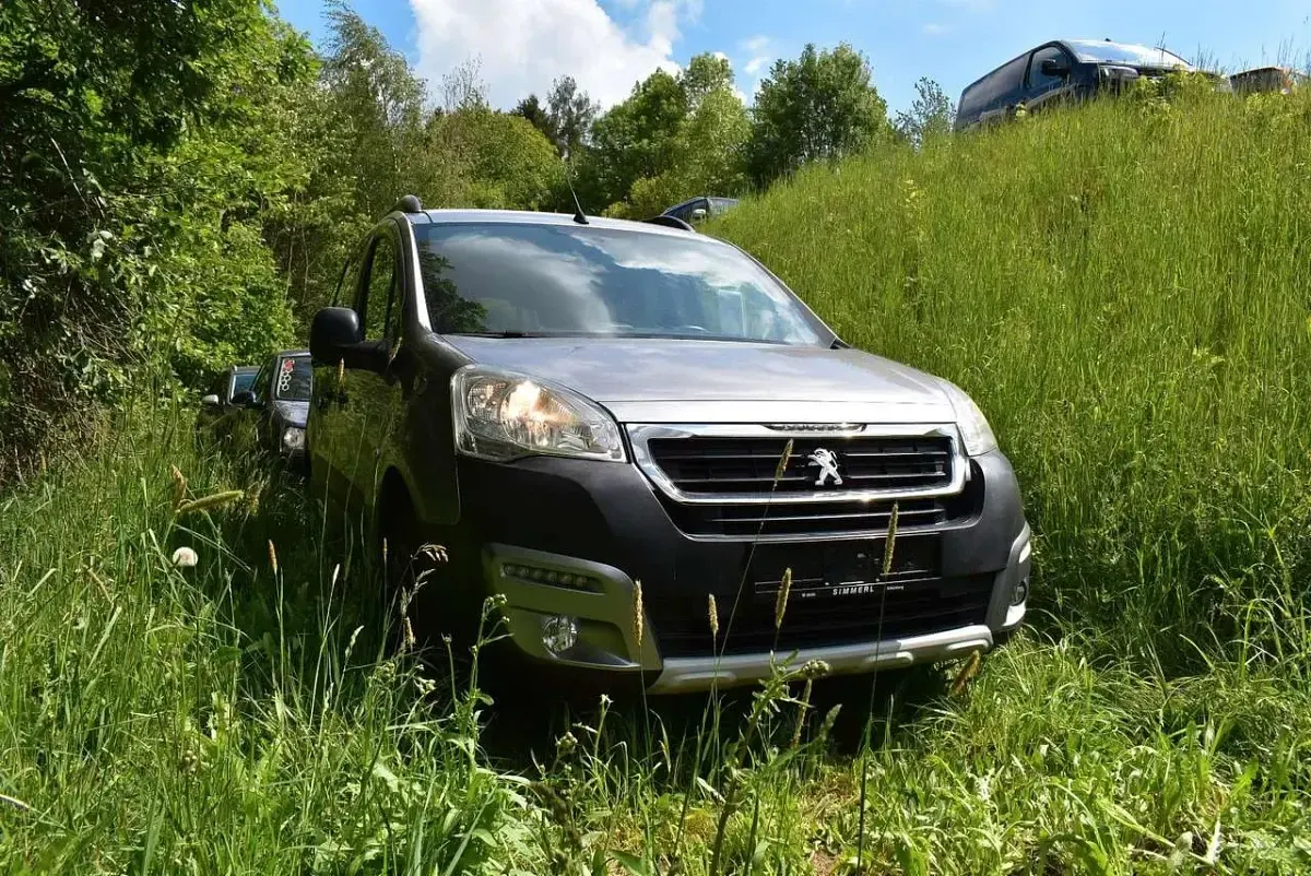 Gebraucht Peugeot Partner Tepee Outdoor 110 PS (80 kW) 2017 Gris artense Van / Kleinbus
