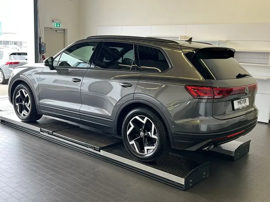 Gebraucht VW Touareg 231 PS (169 kW) 2025 Siliziumgrau metallic SUV