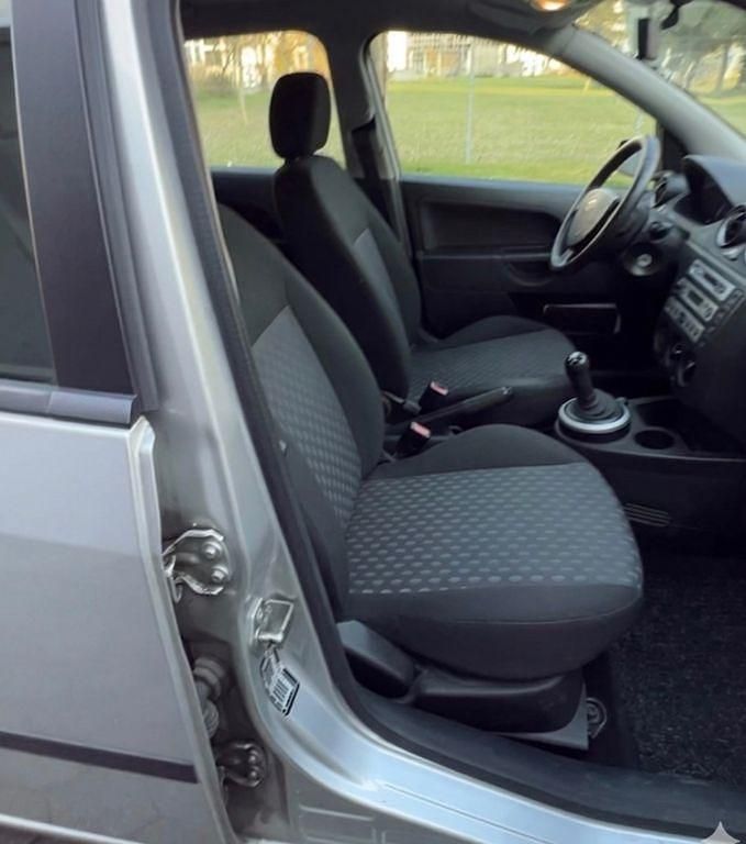 Gebraucht Ford Fiesta Trend 80 PS (58 kW) 2004 Silber Kleinwagen