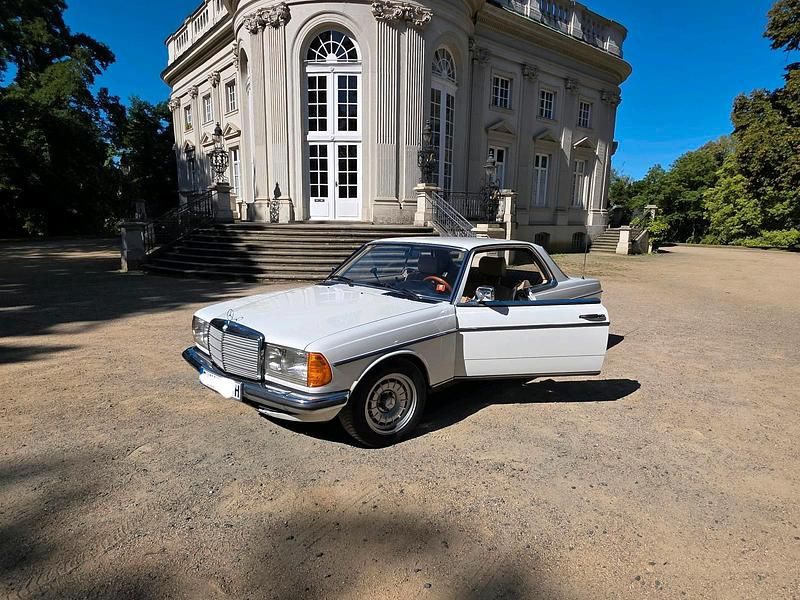 Weiß Gebraucht 1982 Mercedes 230 Coupé | 10.400 € - Bild 1/4