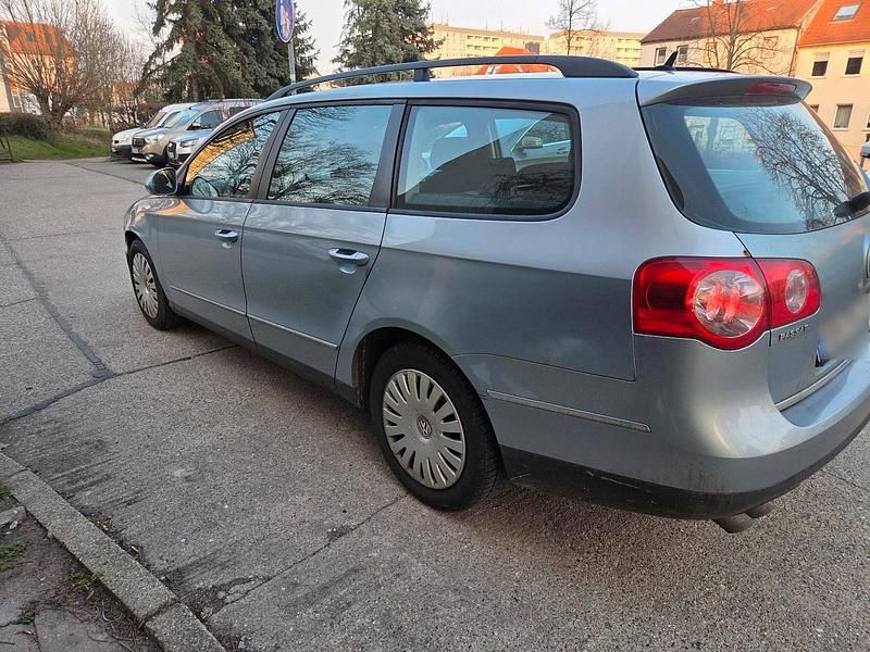 Gebraucht VW Passat 140 PS (102 kW) 2006 Blau Kombi