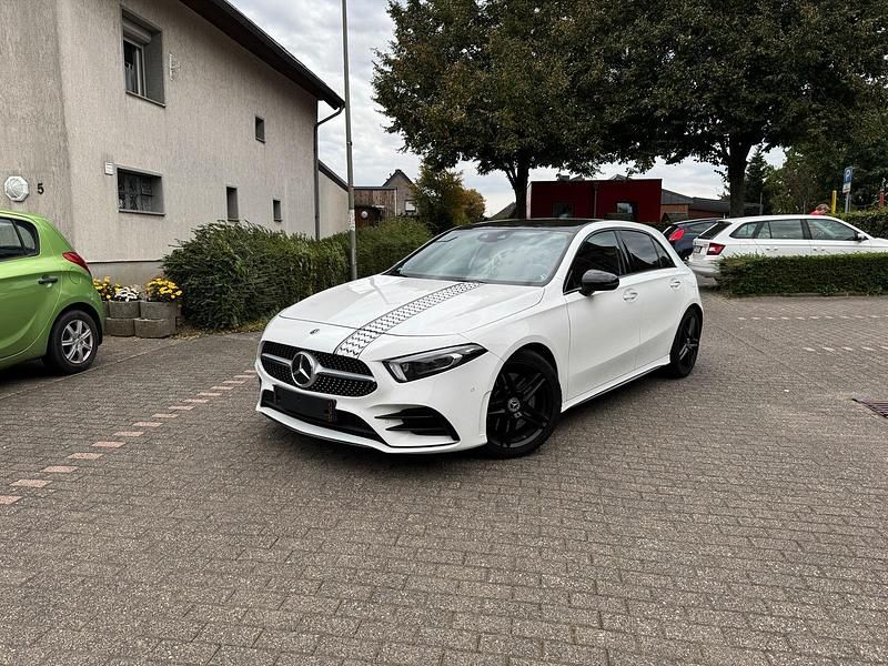 Weiß Gebraucht 2018 Mercedes A250 AMG line Kleinwagen | 23.600 € (Fairer Preis) - Bild 1/4