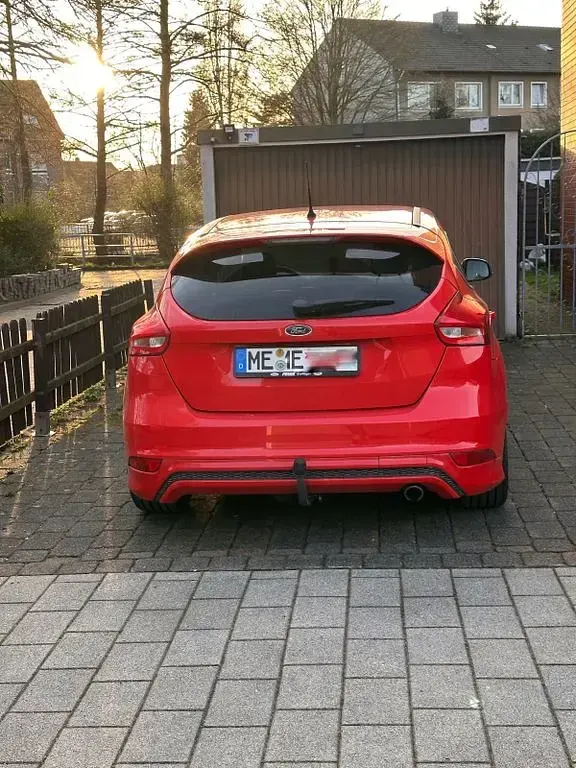 Gebraucht Ford Focus Titanium 182 PS (133 kW) 2015 Rot Limousine