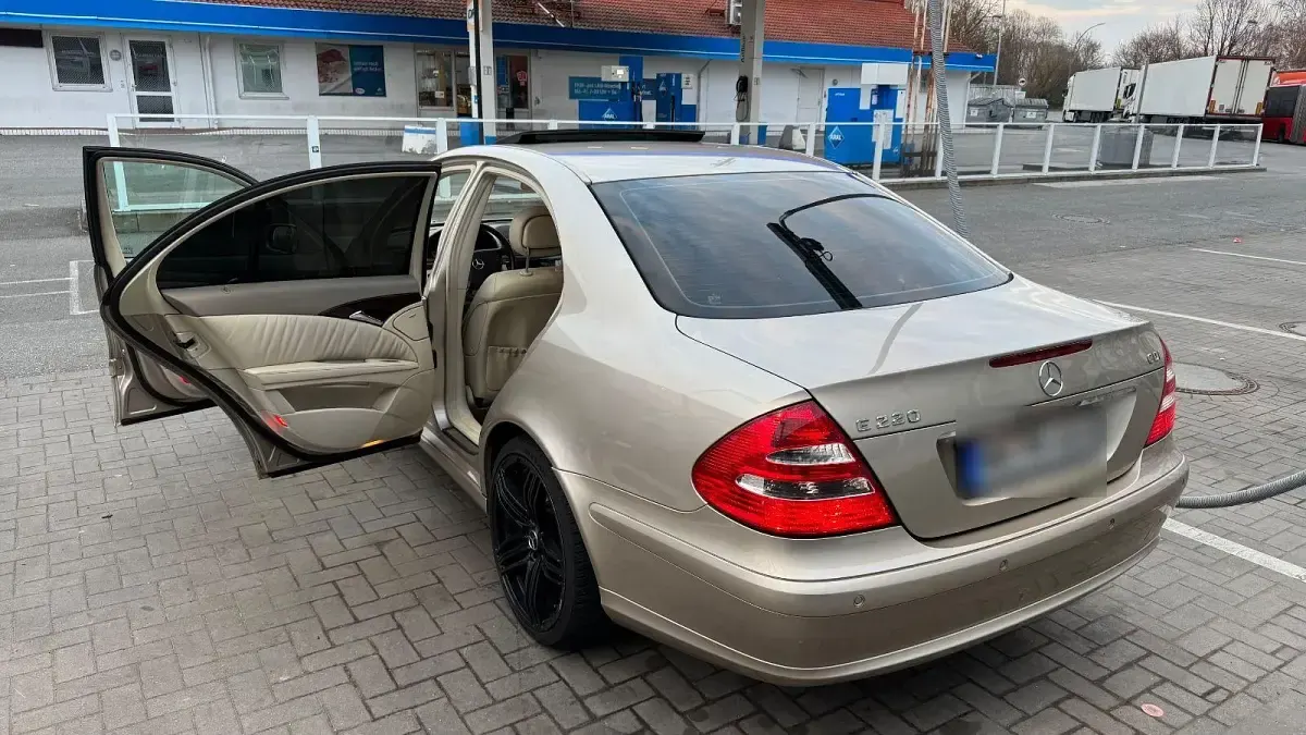 Gebraucht Mercedes 220 150 PS (110 kW) 2004 Beige Limousine