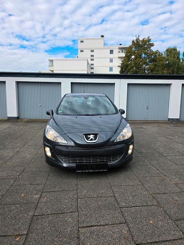Grau Gebraucht 2011 Peugeot 308 Limousine | 2.599 € (Fairer Preis) - Bild 1/4