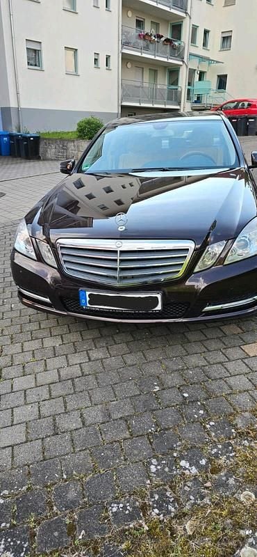 Braun Gebraucht 2011 Mercedes 250 Limousine | 10.000 € - Bild 1/4