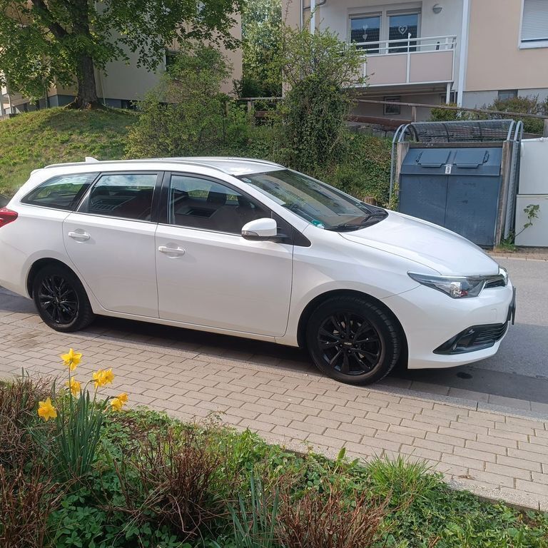 Weiß Gebraucht 2016 Toyota Auris Touring Sports Kombi | 11.200 € (Guter Preis) - Bild 1/4
